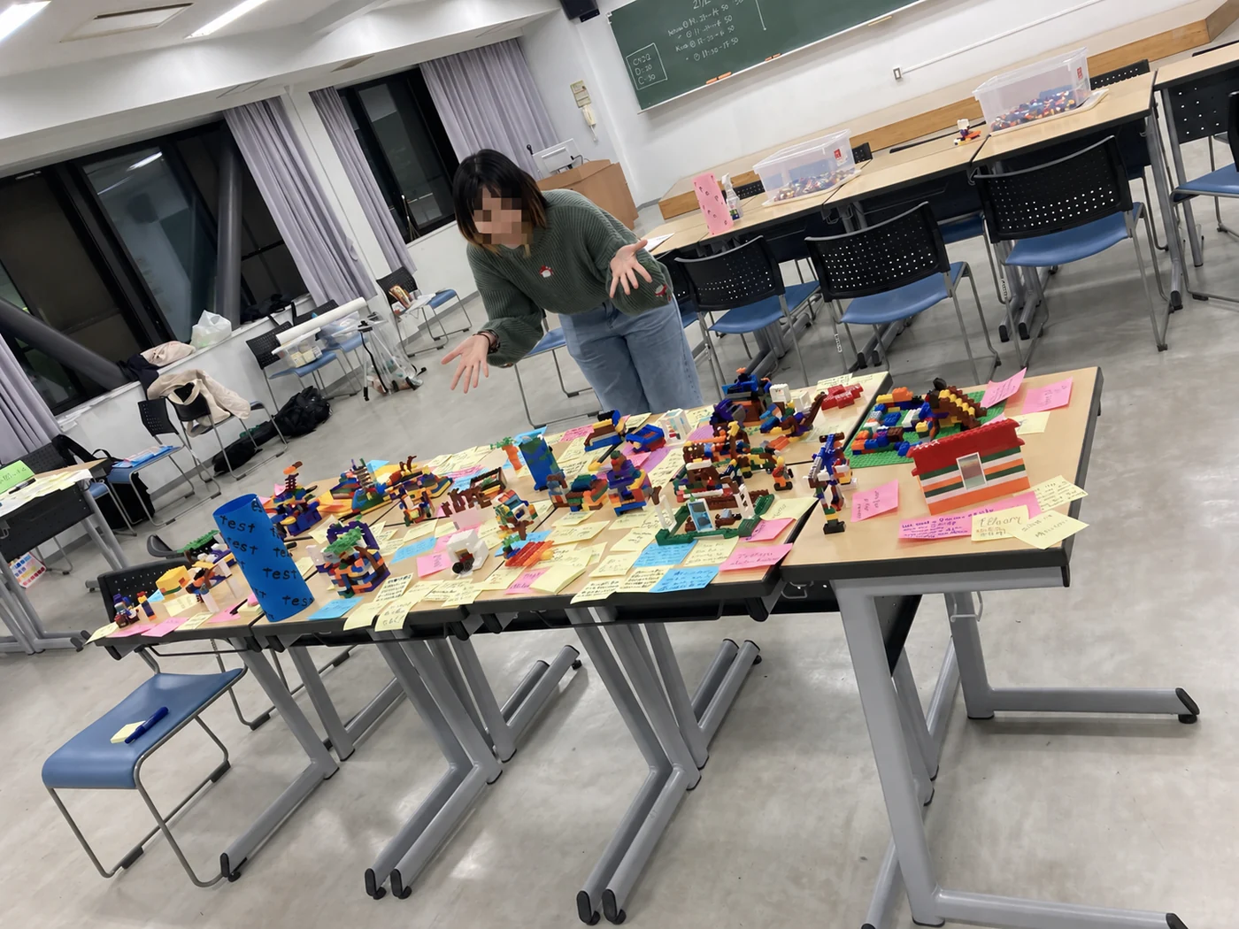 大学祭で制作したブロックのプロトタイプと付箋が並ぶテーブル