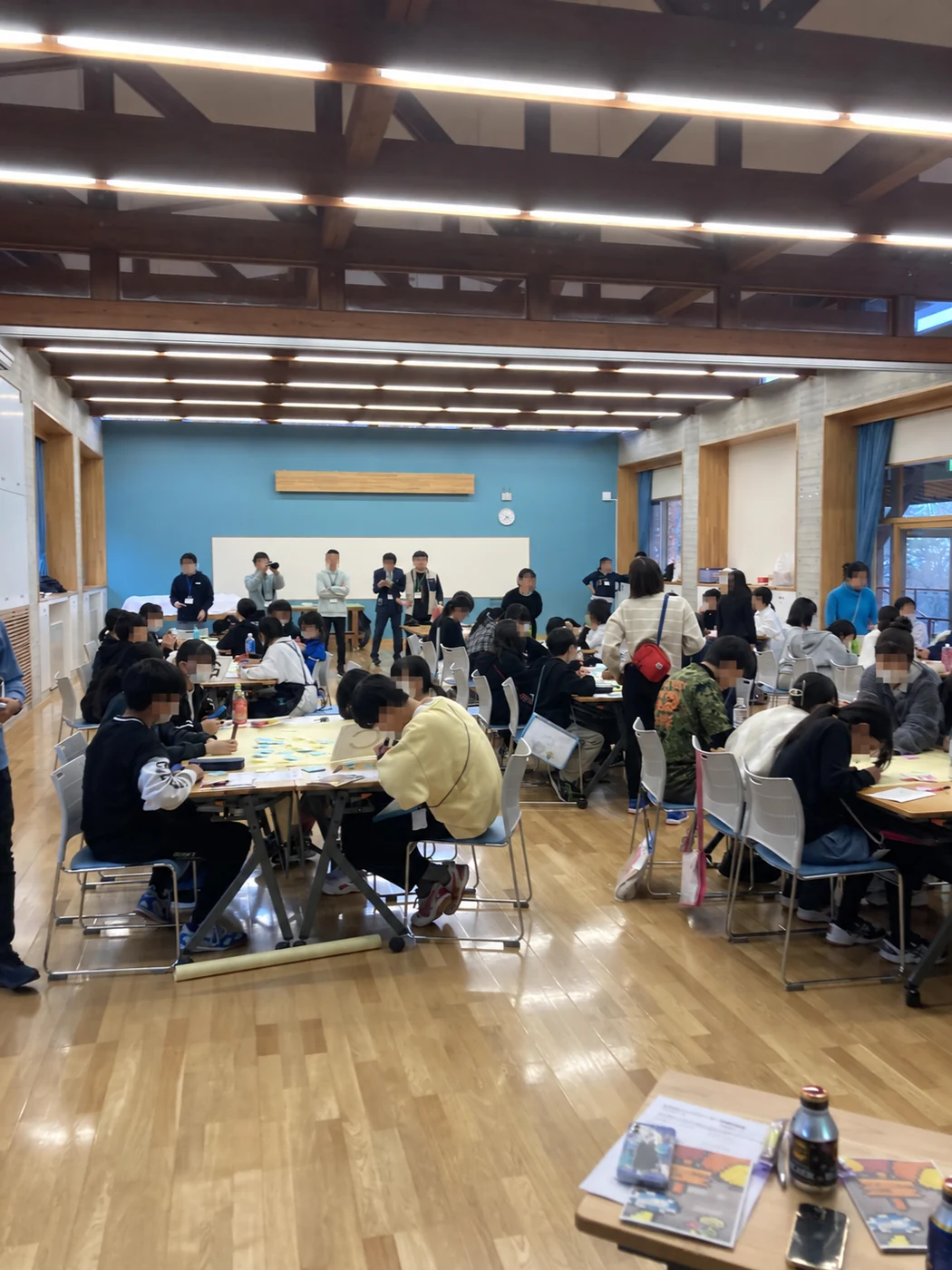 グループに分かれてアイデアを書き出すジュニアリーダーの参加者