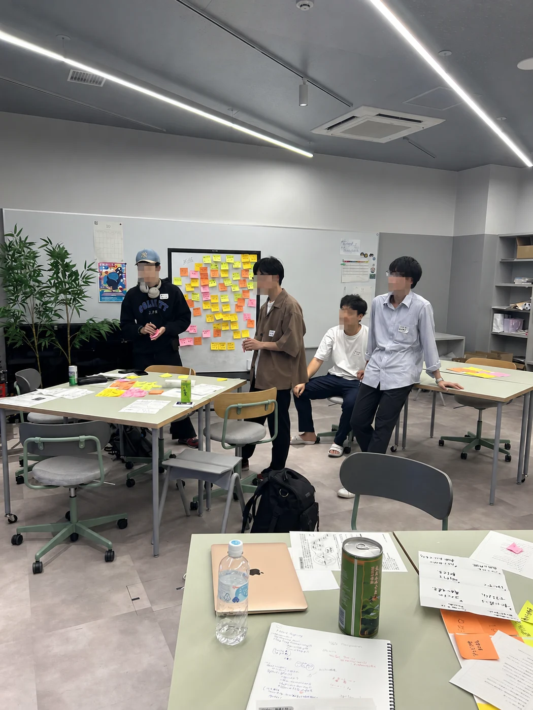 付箋に書き出したアイデアを共有するワークショップ参加者