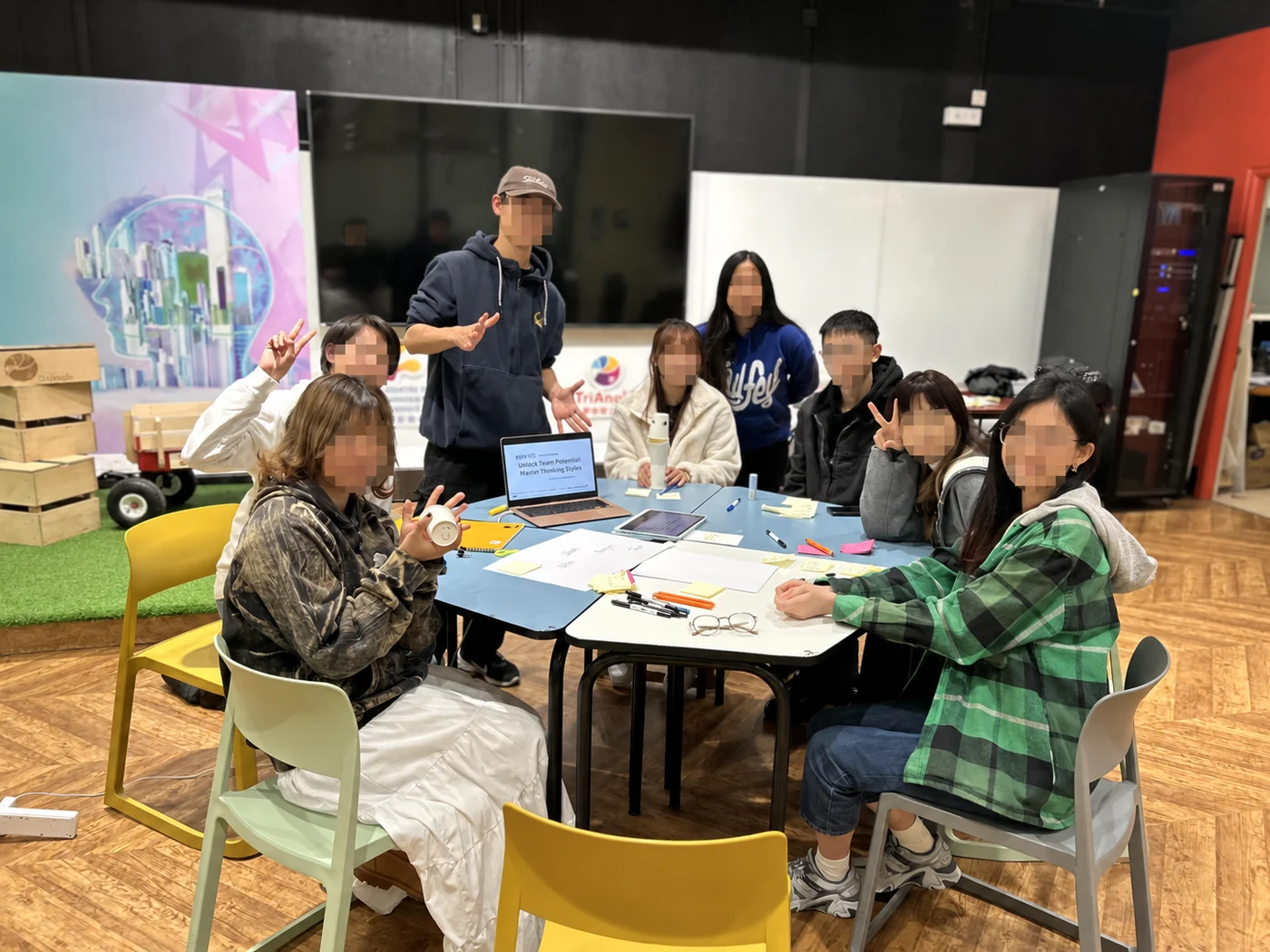 UIF Asia Meet-upでテーブルを囲むワークショップ参加者